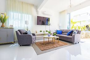 3BR Villa With Pool Rooftop and BBQ Gated Area