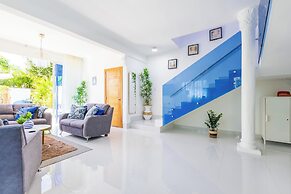 3BR Villa With Pool Rooftop and BBQ Gated Area