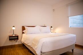 w Striking 1BR in Miraflores