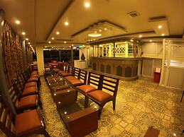 Hotel Tara Suites