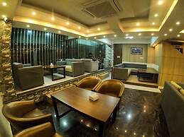 Hotel Tara Suites