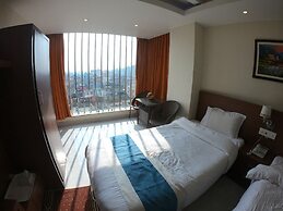 Hotel Tara Suites