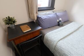 Emu Backpackers Perth - note - Valid Passport required for check in