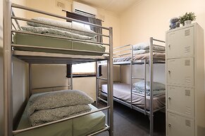 Emu Backpackers Perth - note - Valid Passport required for check in