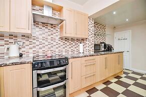 Spacious 3 Bed 2 Baths Free Wifi Central Location