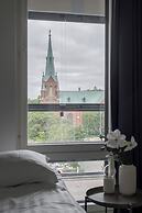 Modern 2BR Apartment with Sauna & Large Balcony