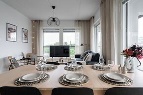 Modern 2BR Apartment with Sauna & Large Balcony