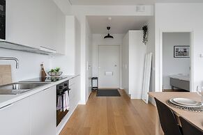 Modern 2BR Apartment with Sauna & Large Balcony
