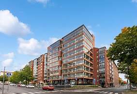 Modern 2BR Apartment with Sauna & Large Balcony
