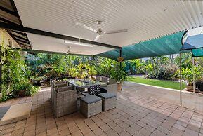 Nature s Nest Pool SPA Outdoor Kitchen Dining