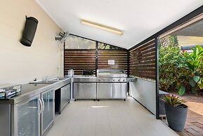 Nature s Nest Pool SPA Outdoor Kitchen Dining