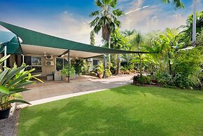 Nature s Nest Pool SPA Outdoor Kitchen Dining