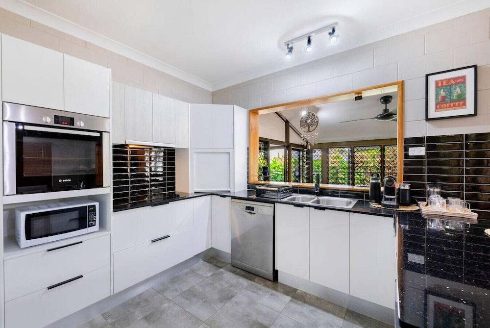 Nature s Nest Pool SPA Outdoor Kitchen Dining