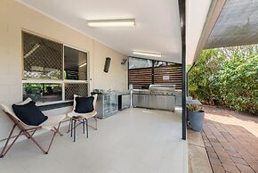 Nature s Nest Pool SPA Outdoor Kitchen Dining