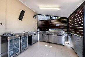 Nature s Nest Pool SPA Outdoor Kitchen Dining