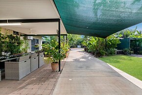 Nature s Nest Pool SPA Outdoor Kitchen Dining