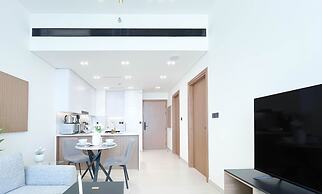 Luxury & Comfort 1B at Binghatti Amber & Balcony