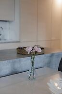 Spacious 2BR Apt - Lake View & Sauna