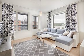 Spacious 2BR Apt - Lake View & Sauna