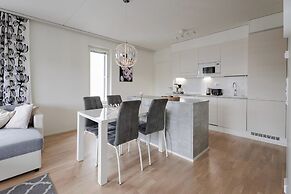 Spacious 2BR Apt - Lake View & Sauna
