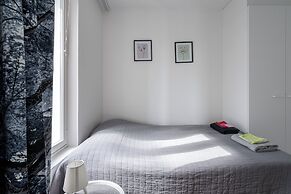 Spacious 2BR Apt - Lake View & Sauna