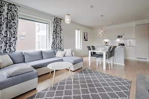 Spacious 2BR Apt - Lake View & Sauna