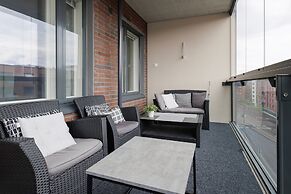 Spacious 2BR Apt - Lake View & Sauna