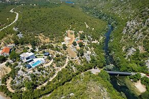 Villa River Rose With Pool and Jacuzzi