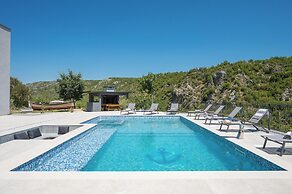 Villa River Rose With Pool and Jacuzzi