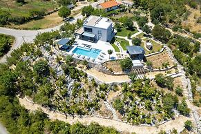 Villa River Rose With Pool and Jacuzzi