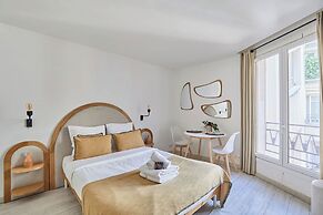 Modern Studio Montaigne Champs Elysees