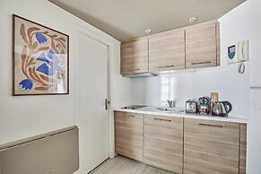 Modern Studio Montaigne Champs Elysees