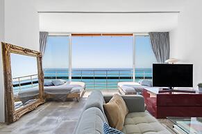 Bright Coastal Apartment With Pool