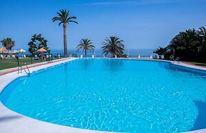 Bright Coastal Apartment With Pool