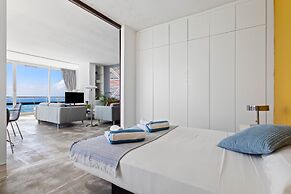 Bright Coastal Apartment With Pool