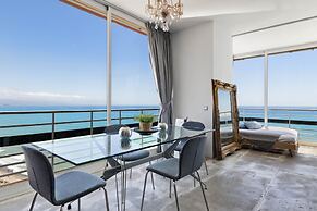 Bright Coastal Apartment With Pool