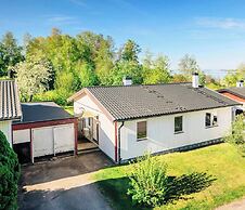 3BR Home Near Lake Vänern Covered Deck & BBQ