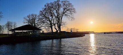 3BR Home Near Lake Vänern Covered Deck & BBQ