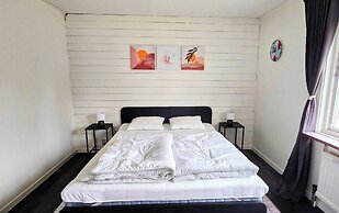 3BR Home Near Lake Vänern Covered Deck & BBQ