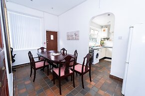 3 Bed House - Sleeps 11 - Pets - Wifi