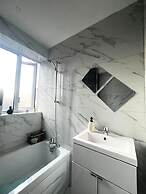 London Luxe Apartment - Spacious & Stylish
