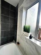 London Luxe Apartment - Spacious & Stylish