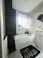 London Luxe Apartment - Spacious & Stylish