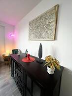 London Luxe Apartment - Spacious & Stylish