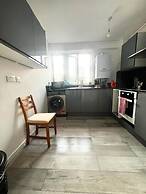London Luxe Apartment - Spacious & Stylish