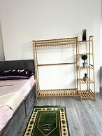 London Luxe Apartment - Spacious & Stylish