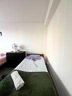 London Luxe Apartment - Spacious & Stylish