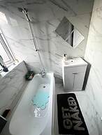 London Luxe Apartment - Spacious & Stylish