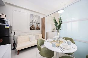 Chic Studio With Balcony & City View Near Airport