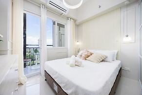 Chic Studio With Balcony & City View Near Airport